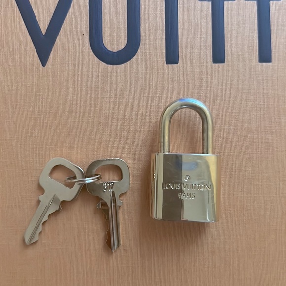 EUC LV PADLOCK AND KEY BRASS GOLD # 317 - Picture 4 of 9